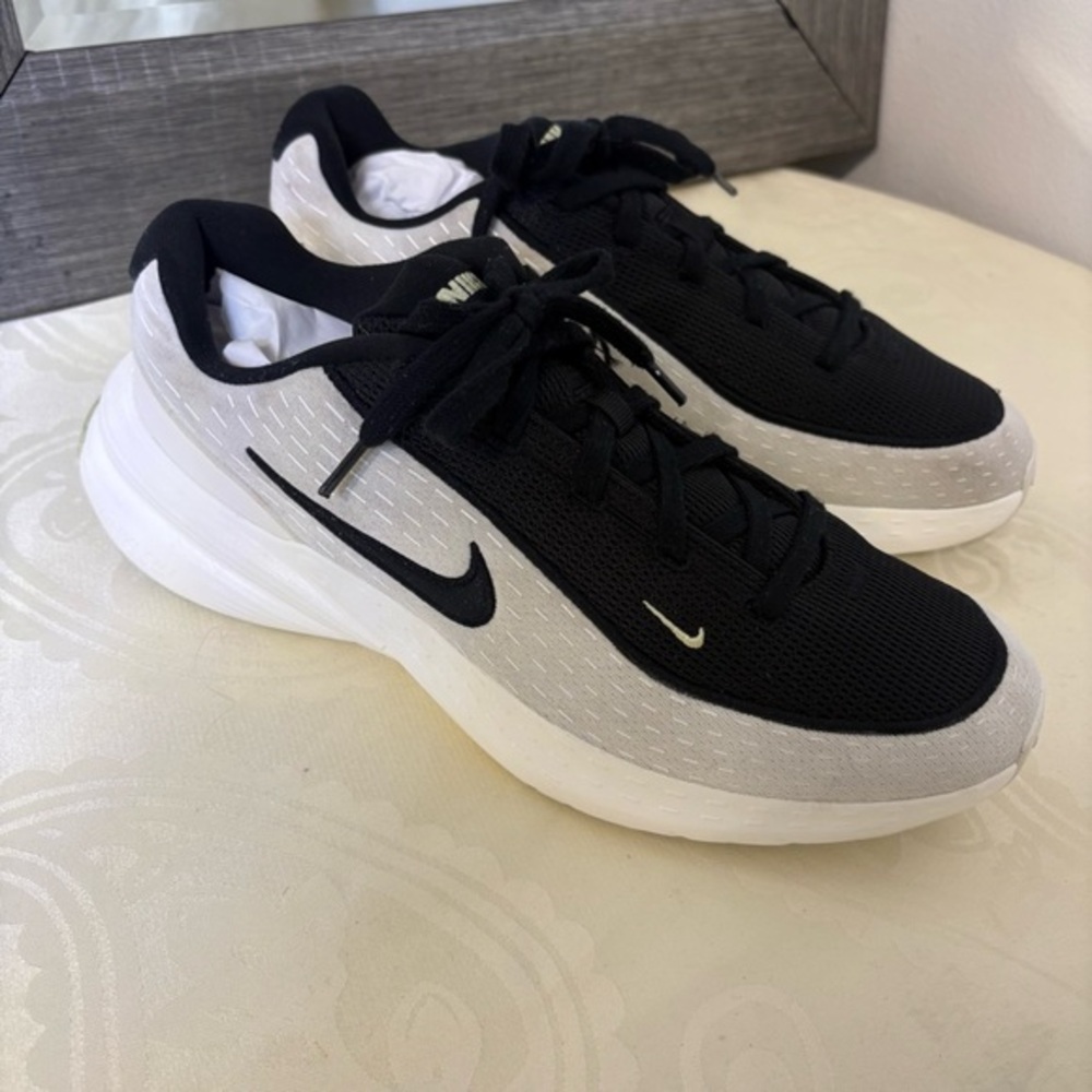 Nike uplift SC Men's Black and White Athletic Shoes